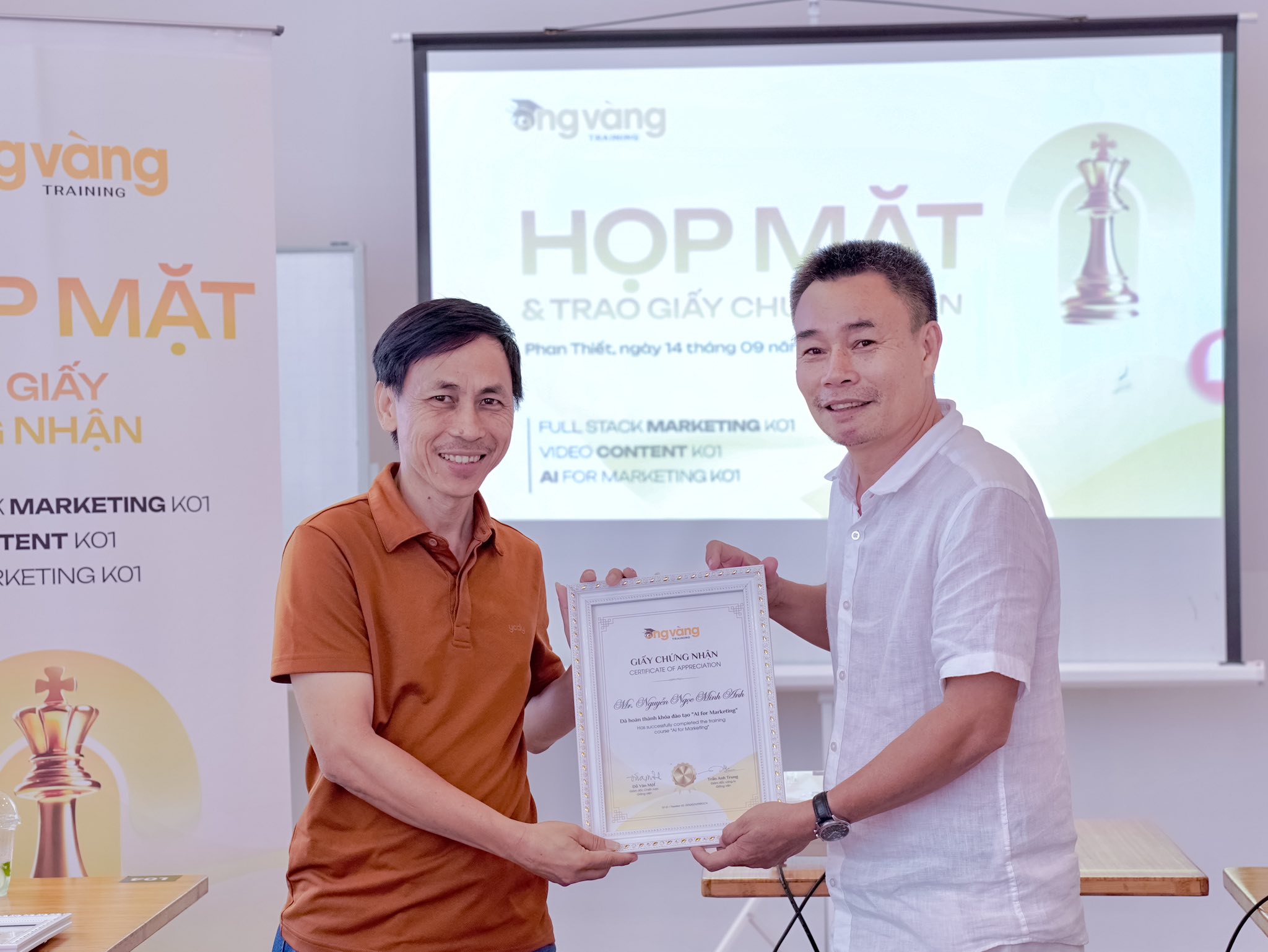 Ong Vàng Training tổ chức lễ trao giấy chứng nhận hoàn thành khóa học - ảnh minh họa
